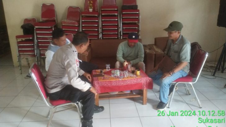 Bripka A Rahman Binamas desa Sukasari sambang dengan aparatur desa