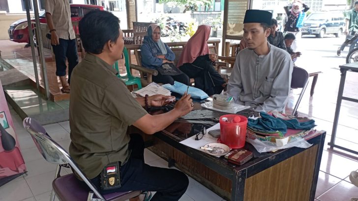 Layani Masyarakat dengan Nyaman, Unit Intelkam Polsek Kresek berikan Pelayanan SKCK kepada Masyarakat.