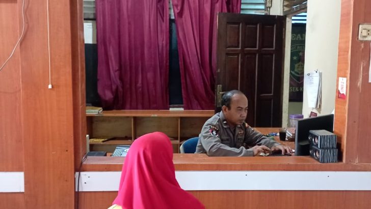 Senyum Sapa Salam layani Masyarakat dengan Nyaman, SPKT Polsek Kresek berikan Pelayanan Prima kepada Masyarakat.