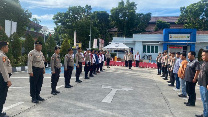 Anggota Sat Intelkam Polresta Tangerang melaksanakan Apel serah terima piket Fungsi di Halaman Mapolresta Tangerang
