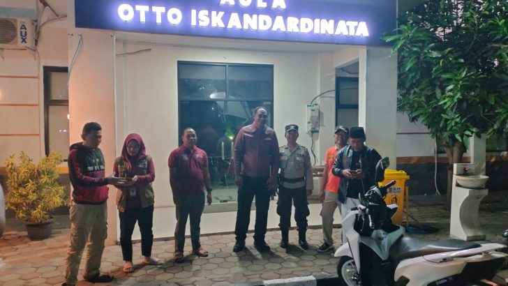 Malam Hari Personil Polsek Mauk Polresta Tangerang Sambang Dengarkan Keluhan Masyarakat