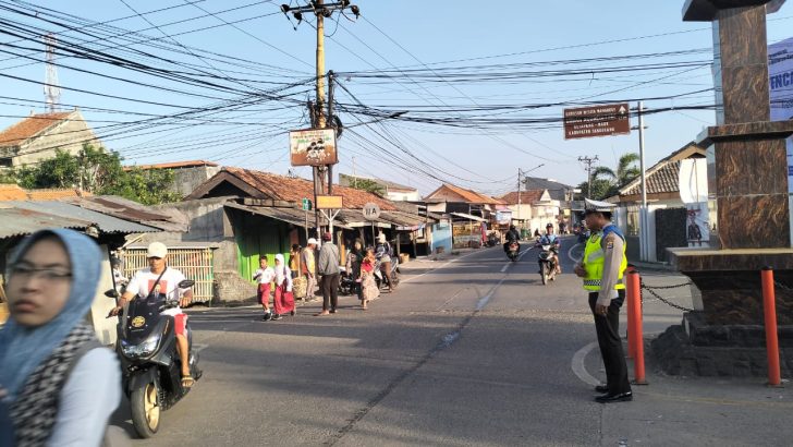 Anggota Lantas Polsek Mauk Gatur Lalin Pagi Hari Diperempatan Tugu Mauk