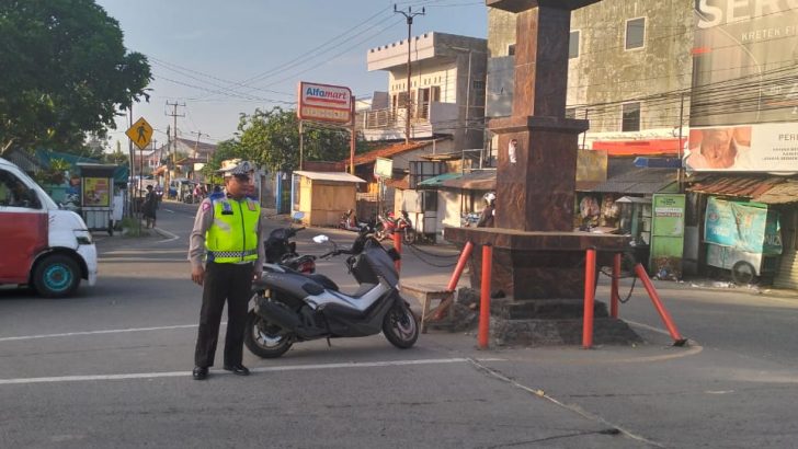 Cegah Kemacetan Anggota Lantas Polsek Mauk Gatur Lalin Pagi Hari Diperempatan Tugu Mauk