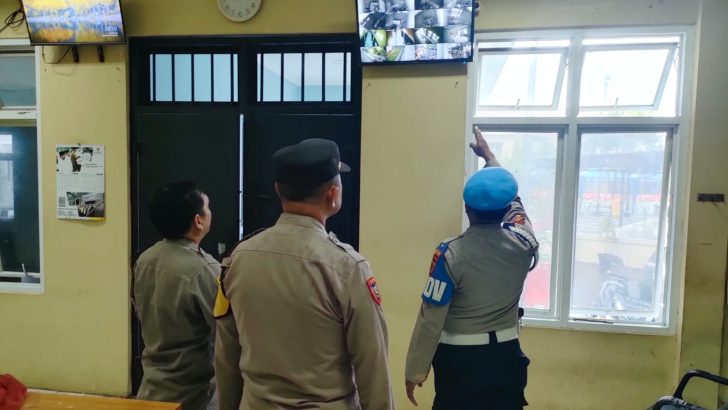 Pawas Polresta Tangerang Iptu Hambali, melakukan pengecekan CCTV di Ruang tahanan