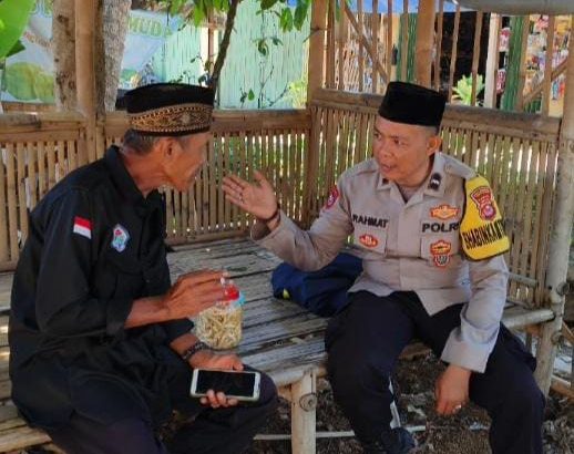Tri Brata – Bhabinkamtibmas Sambang kepada Ketua RT 02 Bpk Marsaad Kp Cangkudu  Desa Kubang Darkum Polsek Balaraja