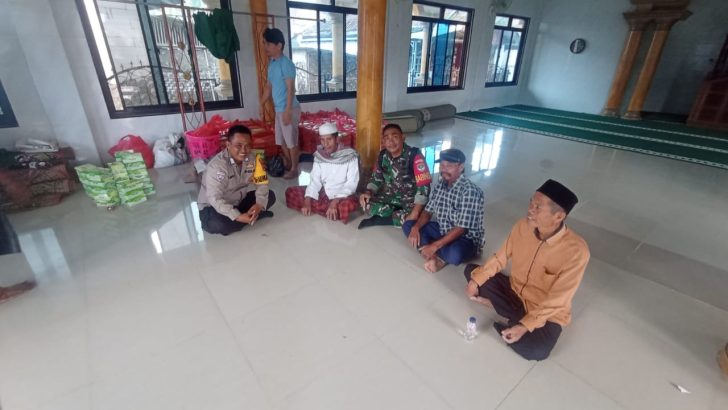 Anggota Polsek Kresek kunjungi Tokoh Agama di Desa dalam rangka giat rukun Ulama Umaro
