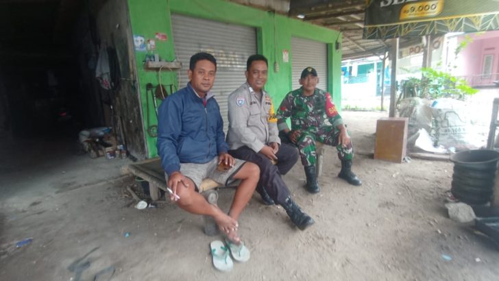 Pak Bhabin dan Babinsa kunjungi warga di Desa dalam rangka menjalin Sinergitas TNI-Polri dengan warga di Desa