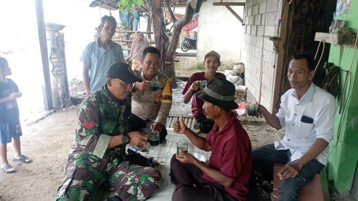 Duduk santai sembari Ngopi bareng, Anggota Polsek Kresek berikan himbauan Kamtibmas kepada masyarakat