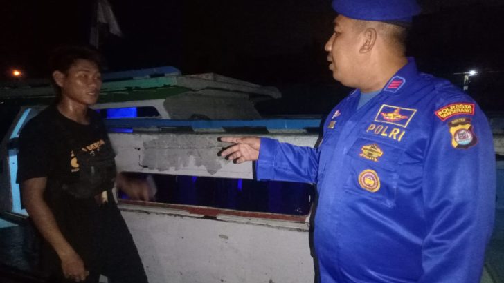 Patroli Malam Hari Di Dermaga Pelabuhan Tradisional Oleh Personel Sat Polairud Polresta Tangerang