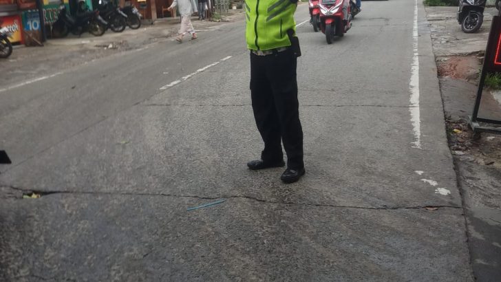 Mengurai Kemacetan Personil Polsek Balaraja Turun Kejalan walau Turun Hujan tetap Laksanakan Protap Sore Gatur Lalin di Sore Hari