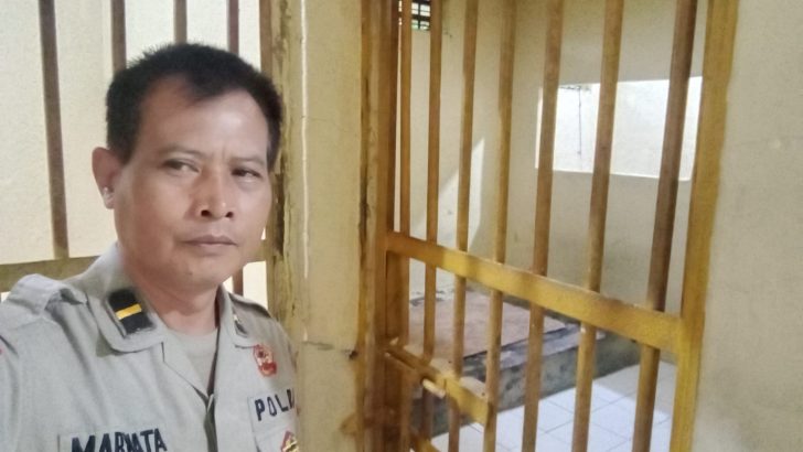 Personil Polsek Kresek tetap Siaga menjaga keamanan Mapolsek Kresek