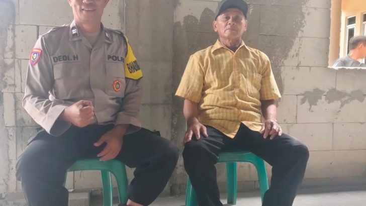 Bhabinkamtibmas Polsek Balaraja Polresta Tangerang giat Sambang warga door to door di Darkum Polsek BalarajaBhabinkamtibmas Polsek Balaraja Polresta Tangerang giat Sambang warga door to door di Darkum Polsek Balaraja