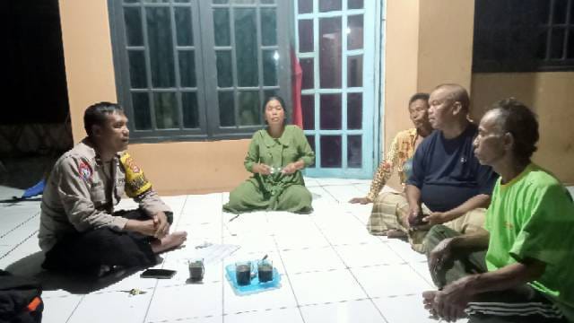 Anggota Polsek Kresek lalukan Patroli Sambang di Desa, sebagai bentuk upaya pendekatan diri dengan masyarakat.