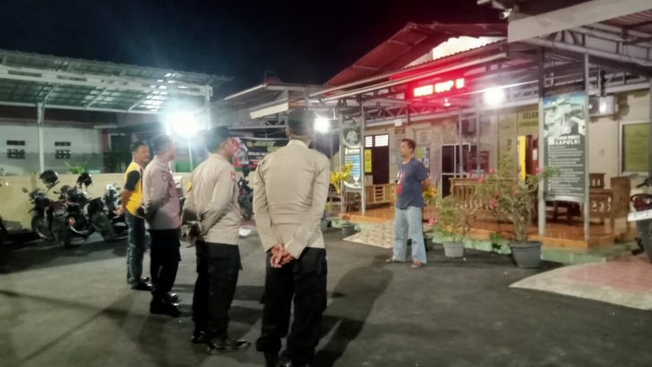 Melanjutkan tugas rutin, Pawas Polsek Kresek pimpin Apel Malam di halaman Mapolsek Kresek.