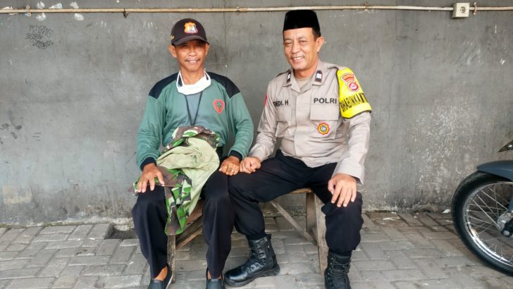 Bhabinkamtibmas Polsek Balaraja Polresta Tangerang giat Sambang warga door to door di Darkum Polsek BalarajaBhabinkamtibmas Polsek Balaraja Polresta Tangerang giat Sambang warga door to door di Darkum Polsek Balaraja