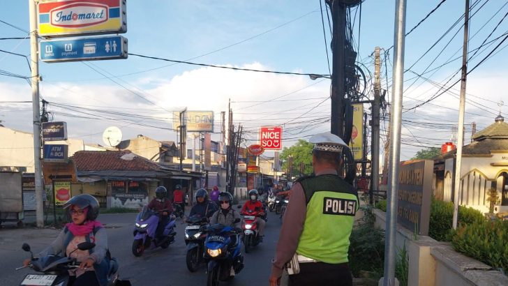 Aipda Doni Sinambela Mengatur Lalulintas Di Pagi Hari Bentuk Pelayanan Polri Kepada Masyarakat