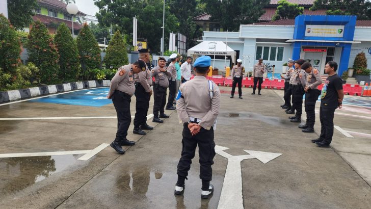 Anggota Sat Intelkam Polresta Tangerang melaksanakan Apel serah terima piket Fungsi di Halaman Mapolresta Tangerang