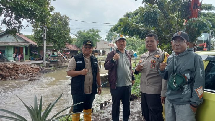 Bhabinkamtibmas Bersama Camat Pantau Pembangunan Jembatan Penghubung Desa Pangadegan dan Kel. Sindang Sari Yang Roboh
