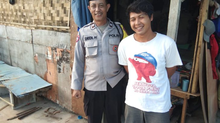 Bhabinkamtibmas Polsek Balaraja Polresta Tangerang giat Sambang warga door to door di Darkum Polsek BalarajaBhabinkamtibmas Polsek Balaraja Polresta Tangerang giat Sambang warga door to door di Darkum Polsek Balaraja