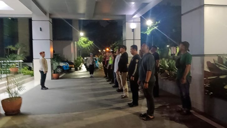 Anggota Sat Intelkam Polresta Tangerang melaksanakan Apel Malam piket Fungsi di Halaman Mapolresta Tangerang