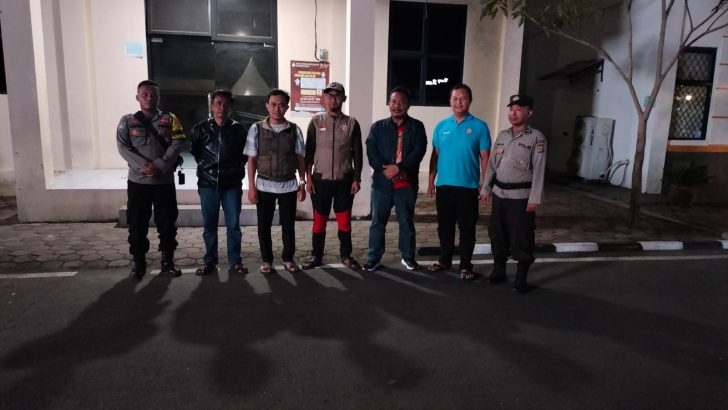 Pengecekan Situasi Gudang Penyimpanan Logistik Pemilu Agar Aman Polsek Mauk Melaksanakan Patroli Kewilayahan Malam Hari