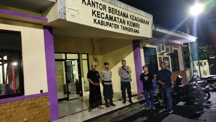 Personil Polsek Mauk Melaksankan Pengecekan Situasi Gudang Penyimpanan Logistik Pemilu Agar Aman