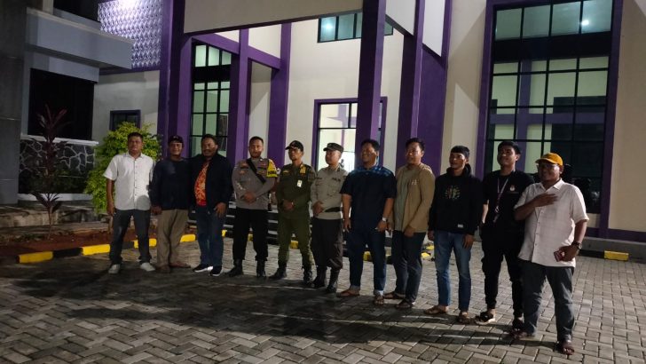 Personil Polsek Mauk Melaksanakan Pengecekan Situasi Gudang Penyimpanan Logistik Pemilu Di Kantor Kecamatan Sukadiri