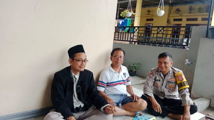 Bhabinkamtibmas Polsek Balaraja Polresta Tangerang giat Sambang ke Tokoh Agama Di Desa Sentul Darkum Polsek Balaraja.