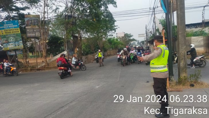 Aipda Firly Mengatur Lalulintas Di Pagi Hari Bentuk Pelayanan Polri Kepada Masyarakat