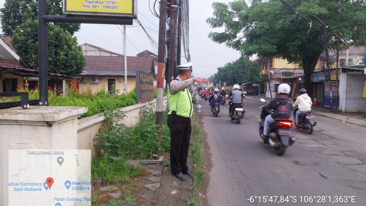 Aipda Doni Sinambela Mengatur Lalulintas Di Pagi Hari Bentuk Pelayanan Polri Kepada Masyarakat