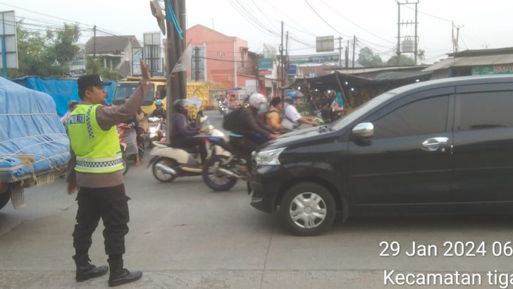 Bripka firdaus Mengatur Lalulintas Di Pagi Hari Bentuk Pelayanan Polri Kepada Masyarakat
