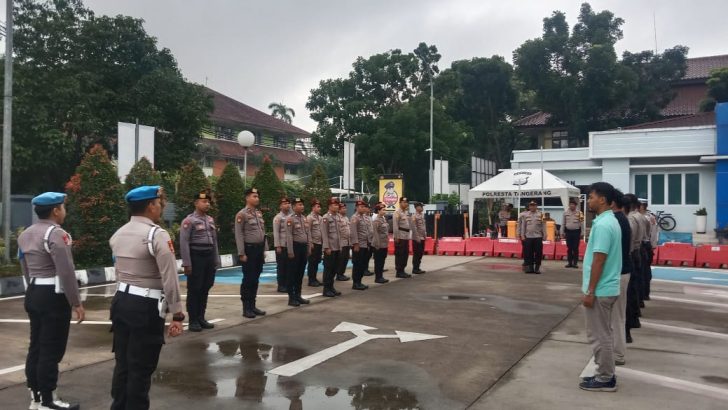 Anggota Sat Intelkam Polresta Tangerang melaksanakan Apel serah terima piket Fungsi di Halaman Mapolresta Tangerang