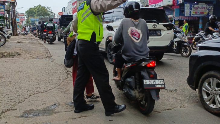 Mengurai Kemacetan Personil Polsek Balaraja Laksanakan Protap Sore