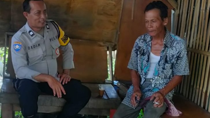 Bhabinkamtibmas Polsek Balaraja Polresta Tangerang giat Sambang warga door to door di Darkum Polsek BalarajaBhabinkamtibmas Polsek Balaraja Polresta Tangerang giat Sambang warga door to door di Darkum Polsek Balaraja