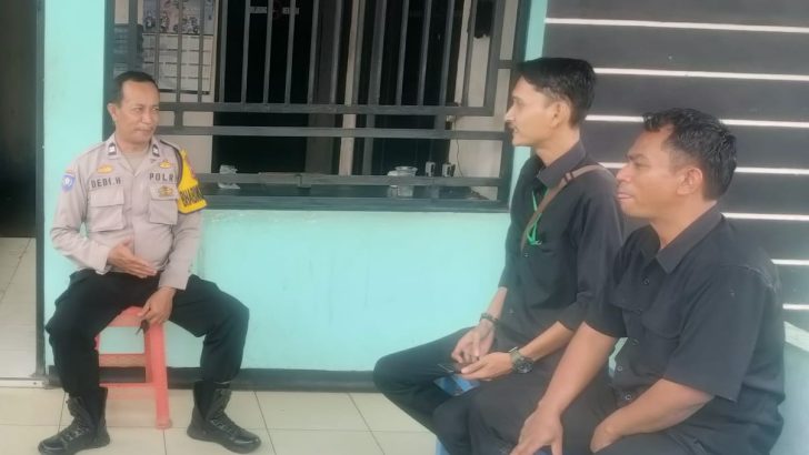 Bhabinkamtibmas melaksanakan kunjungan kewarga masyarakat”Bhabinkamtibmas melaksanakan kunjungan kewarga masyarakat”