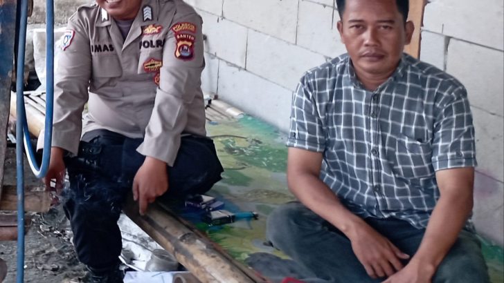 Anggota Polsek Kresek lalukan Patroli Sambang di Desa, sebagai bentuk upaya pendekatan diri dengan masyarakat.