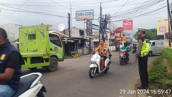 Bripka Nopan Mengatur Lalulintas Di Sore Hari Bentuk Pelayanan Polri Kepada Masyarakat