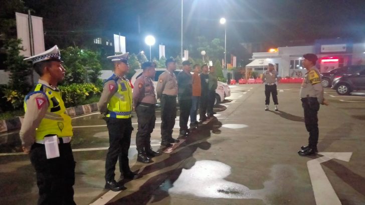 Anggota Sat Intelkam Polresta Tangerang melaksanakan Apel Malam piket Fungsi di Halaman Mapolresta Tangerang