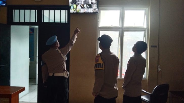 Ipda Setiono selaku Wapawas beserta Piket Provos melakukan pengecekkan ruang tahanan melalui CCTV