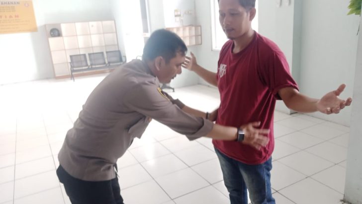 Personel Sattahti Polresta Tangerang melakukan pemeriksaan terhadap pembesuk tahanan demi keamanan