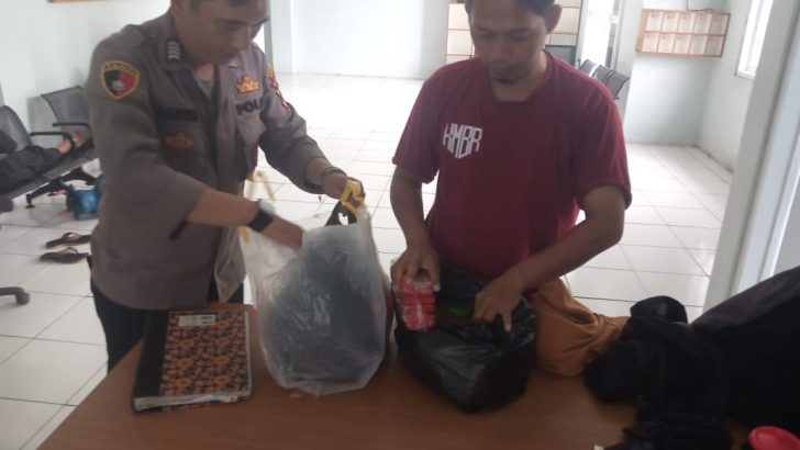 Barang bawaan pembesuk dilakukan pemeriksaan oleh Personel Sattahti Polresta Tangerang