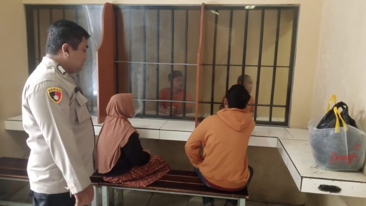 Pengamanan kegiatan besuk tahanan oleh Personel Sattahti Polresta Tangerang
