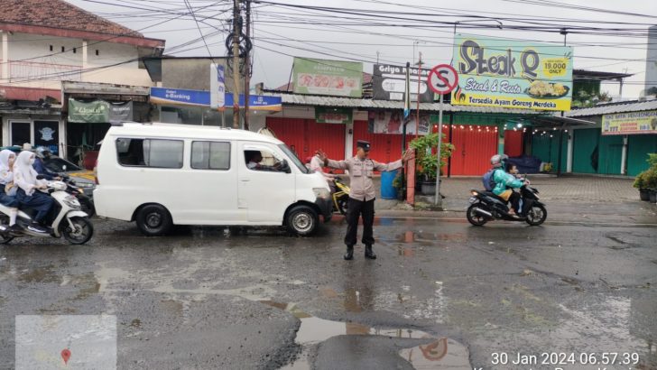 Anggota Samapta Polsek Pasar Kemis Laksanakan Giat Gatur Lalin Pada Pagi Hari