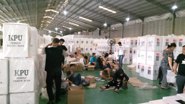 Anggota Sat Intelkam Polresta Tangerang Bripka Tabrani beserta personil Polresta Tangerang Melaksanakan pengamanan Gudang KPU Kab. Tangerang