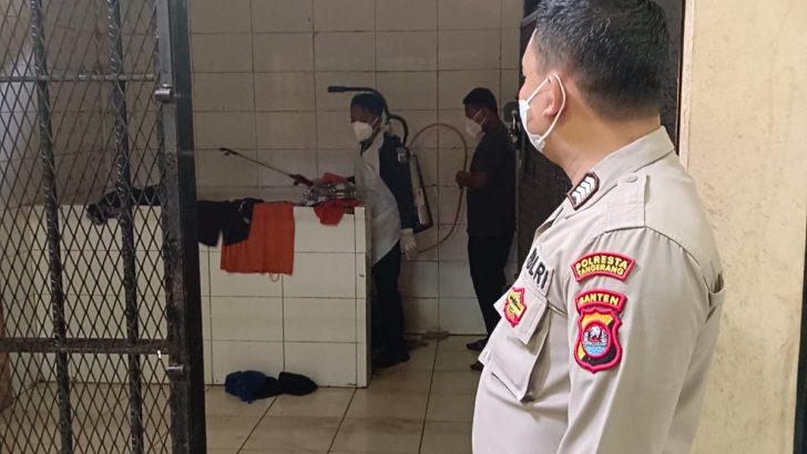 Sattahti melaksanakan kegiatan penyemprotan disinfektan pada setiap ruang tahanan di gedung Sattahti Polresta Tangerang