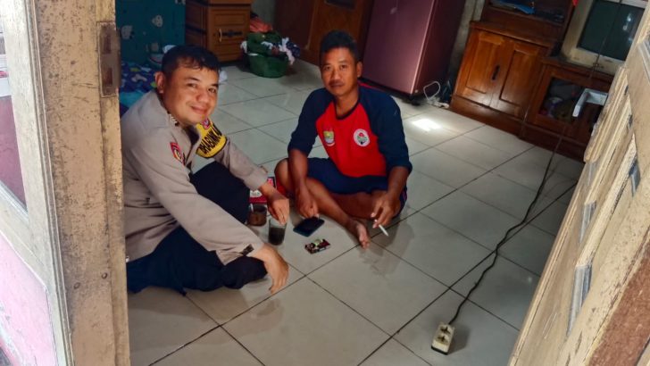 Bhabinkamtibmas Sambang Desa Gunung sari Sampaikan Pesan-pesan Kamtibmas