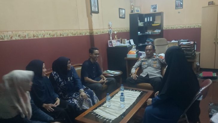 Sambangi Guru Di Sekolah, Wakapolsek Pasar Kemis Berikan Pesan Kamtibmas