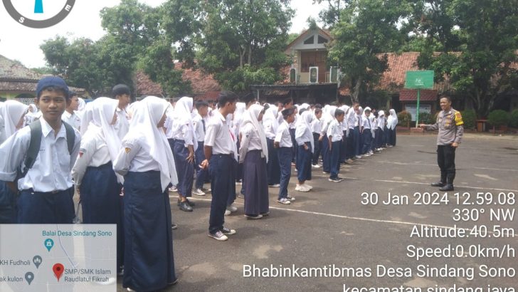 Sambangi Anak Sekolah, Bhabinkamtibmas Polsek Pasar Kemis Berikan Motivasi Belajar