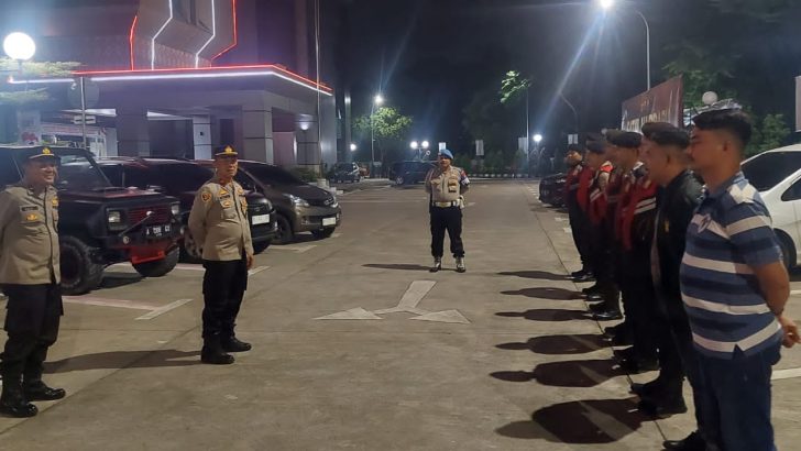 Anggota Sat Intelkam Polresta Tangerang melaksanakan Apel Malam piket Fungsi di Halaman Mapolresta Tangerang
