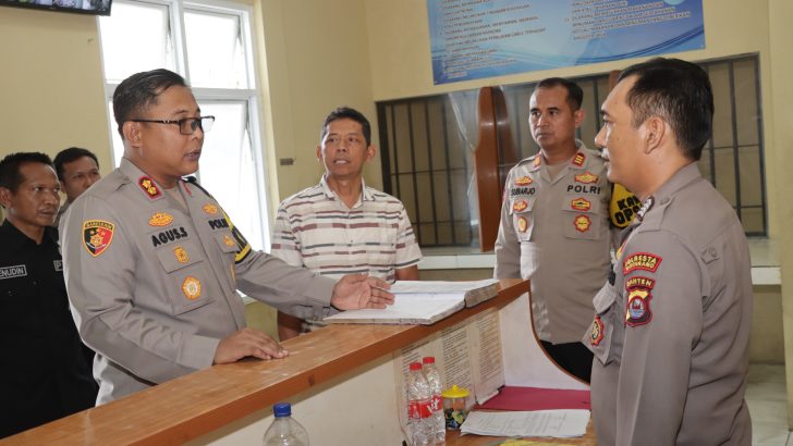 Wakapolresta Tangerang AKBP Agus Sugiyarso S.I.K melakukan pengecekkan buku mutasi kegiatan petugas jaga tahanan yang berjaga selama 1×24 jam